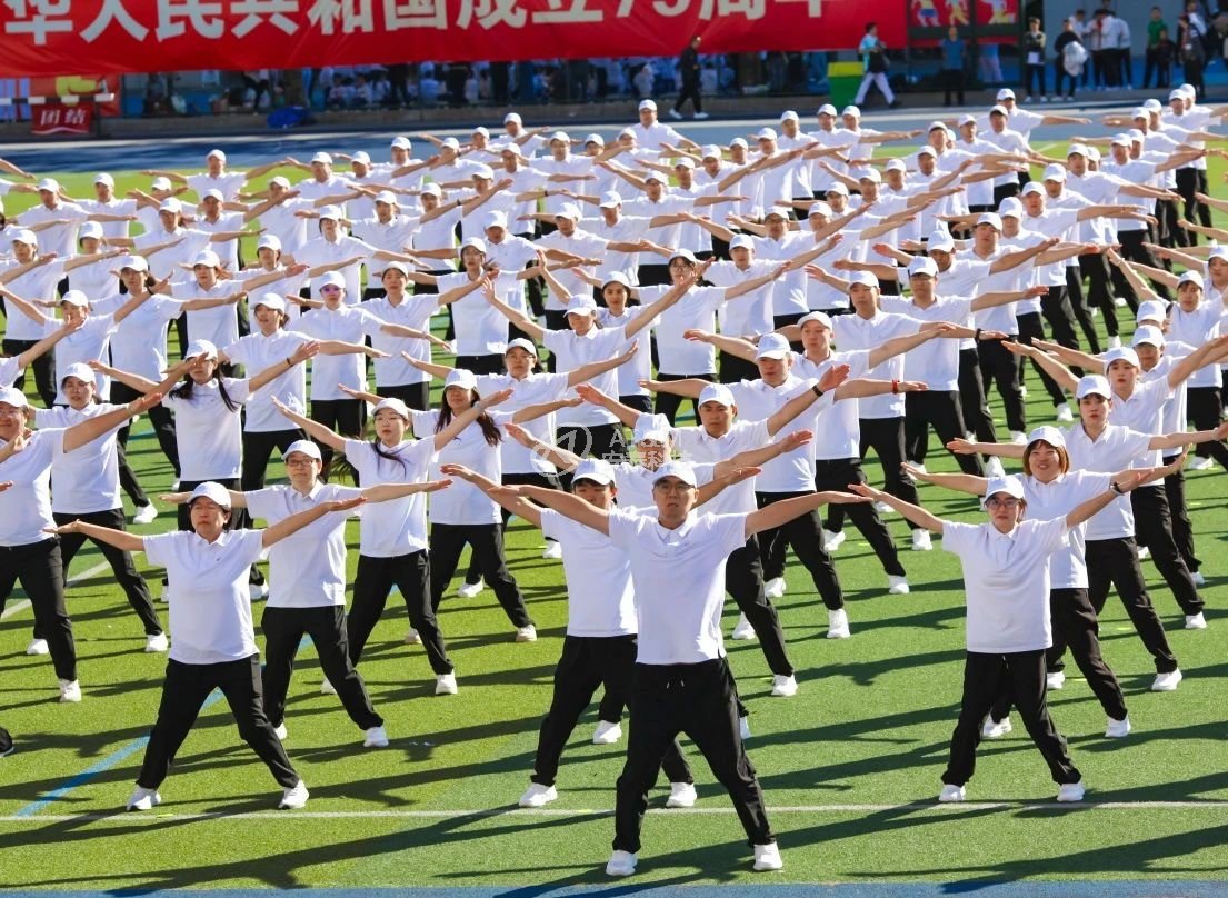 图3 青春舞动展风采 团队凝心谱华章.jpg 图3 青春舞动展风采 团队凝心谱华章.jpg